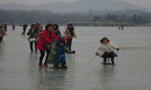 Zdjecie CHINY / Pekin / Pekin - Jezioro Kunming / Zabawy na lodzie