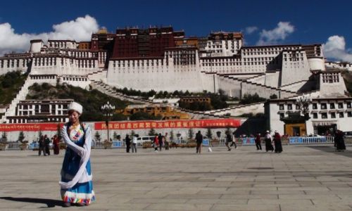 Zdjcie CHINY / Tybet / Przed palacem Potala / Pera Dachu wiata