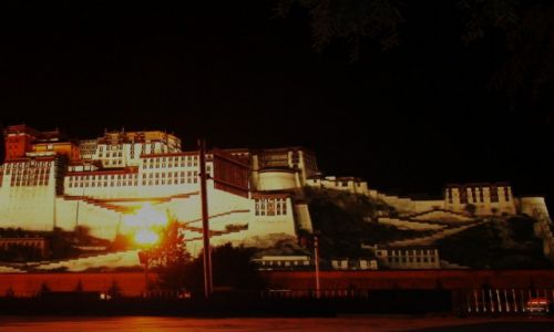 Zdjcie CHINY / Tybet / Przed palacem Potala / Paac noc