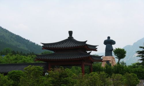Zdjcie CHINY / Luoyang / Szaolin / Pomnik mistrza