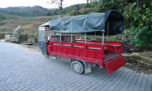 Zdjecie CHINY / Yunnan / okolice Xinjie / Pojazd osobowy