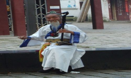 Zdjęcie CHINY / - / Wodne miasteczko Tongli / Grajek