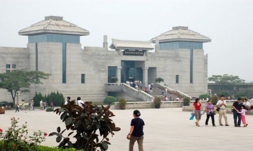 Zdjcie CHINY / Shaanxi / okolice Xian / Wejcie do budynku z figurami Armii Terakotowej