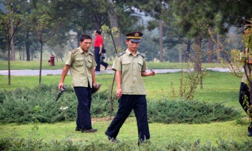Zdjecie CHINY / Shaanxi / okolice Xian / Policjanci po obawie na nielegalnych sprzedawcw figurek terakotowej Armii