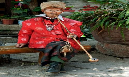 Zdjecie CHINY / Yunnan / Baisha / staruszek z Baishy