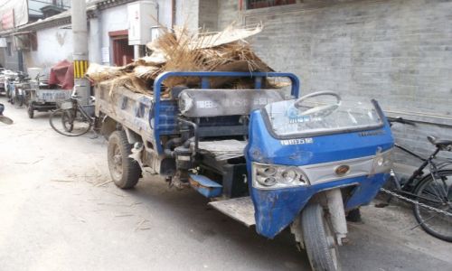 CHINY / Pekin / Pekin / Chiny uliczka z motorkiem Pekin