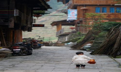 Zdjecie CHINY / Guilin / Dazhai / Dziewczynka z Wiaderkiem