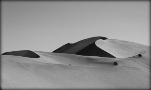 Zdjcie CHINY / Dunhuang / na wydmach wkoo miasta / Spacer we dwoje