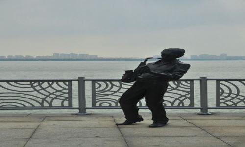 Zdjcie CHINY / Suzhou Industrial Park / Jezioro Zotego Koguta / Saksofonista