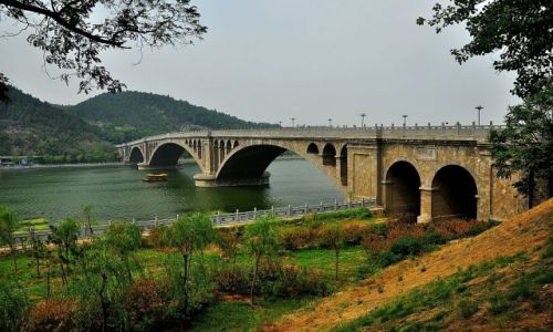 Zdjcie CHINY / prowincja Henan / Luoayng/groty Longmen / O jeden most za daleko...