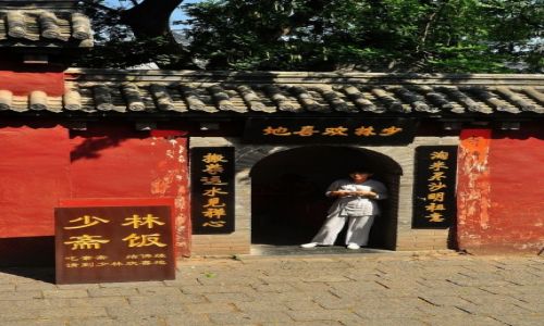 Zdjcie CHINY / prowincja Henan / klasztor Shaolin / Komu dzi spuci  omot?
