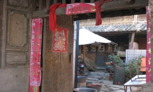 Zdjecie CHINY / - / Chiny poudniowe, okolice Dali / co sie kryje za drzwiami chiskiego domu