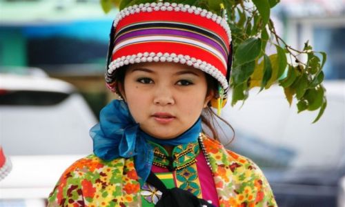 Zdjecie CHINY / Yunnan / Shilin / Kobieta w tradycyjnym stroju Sani
