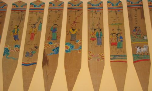 Zdjecie CHINY / Yunnan / Centrum Kultury Dongba / Zagadka: WISIELCY, dlaczego to zrobili?