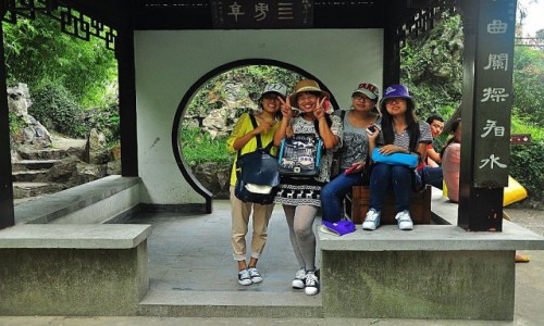 Zdjcie CHINY / prowincja Jangsu / ogrody Wuxi / Ach te kobiety...