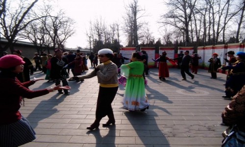 Zdjęcie CHINY / Pekin / Niedaleko Zakazanego Miasta / Wszyscy tańczą