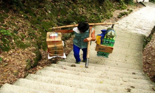 Zdjecie CHINY / prowincja Anhui / Huang Shan / tragarz