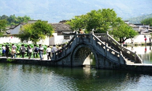 Zdjcie CHINY / prowincja Anhui / Hongcun / kamienny most na jeziorze Nan