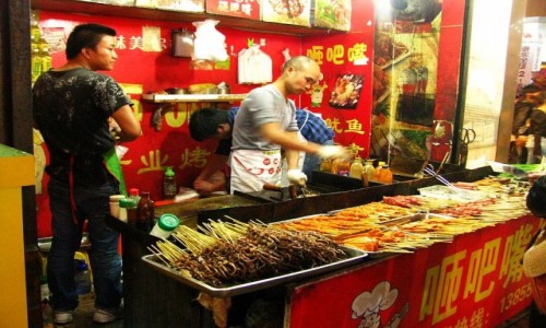 Zdjcie CHINY / prowincja Anhui / Tunxi / Ulica Stara w porze kolacji
