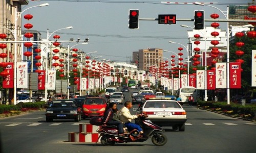 Zdjcie CHINY / prowincja Anhui / trasa Hongcun - Tunxi / ustrojone miasto
