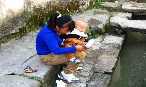 Zdjecie CHINY / prowincja Anhui / Hongcun / mama z synem
