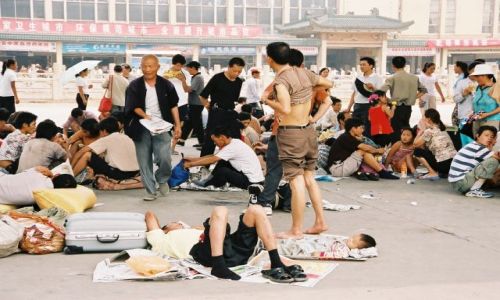 Zdjęcie CHINY / brak / przed dworcem / Zycie na walizkach