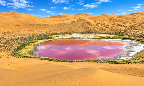 Zdjecie CHINY / Gansu / Pustynia z ok 140 kolorowymi jeziorkami / Badain Yaran Desert