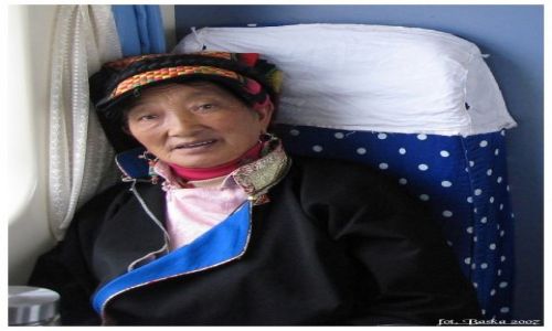 Zdjęcie CHINY / Chiny  C / między Golmud a Lhasą / Kobieta z pociągu Xining-Lhasa