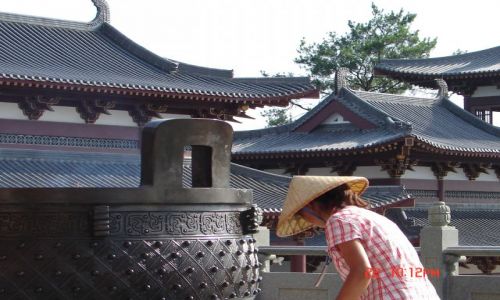 Zdjecie CHINY / GUANZOU / Nanning / Vietnamka sprzatajaca na zewnatrz klasztoru