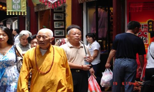 Zdjęcie CHINY / Szanghaj  / Szanghaj / Mnich na zakupach