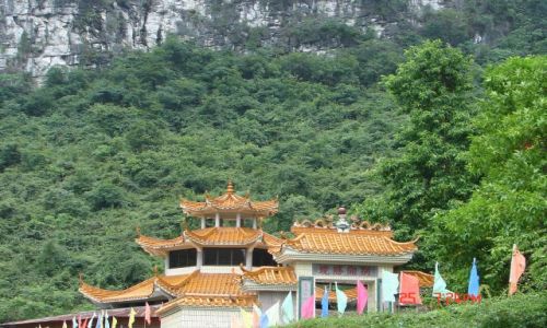 Zdjecie CHINY / Guangzo / Yangsao / Chinskie daszki pod skalami .