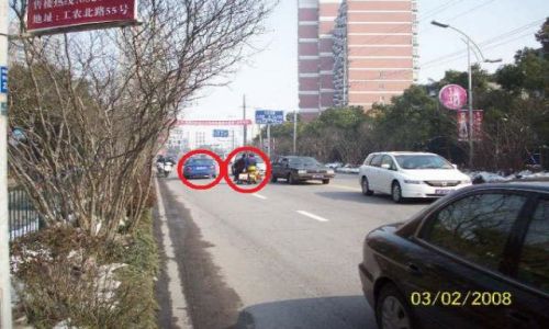 Zdjecie CHINY / JIANGSU PROVINCE / NANTONG / FUNNY CHINA PATRZ CZERWONE KÓŁKO