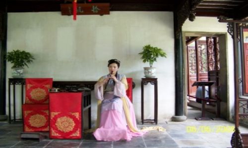 Zdjęcie CHINY / JIANGSU PROVINCE / SUZHOU / CHIŃSKA MUZYKANTKA