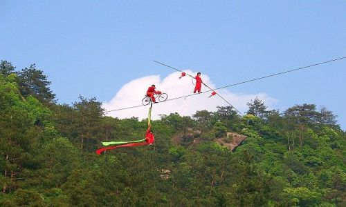 Zdjecie CHINY / PROWINCJA ANHUI / GÓRY ŻÓŁTE HUANGSHAN / SPACER W CHMURACH