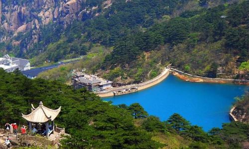 Zdjecie CHINY / PROWINCJA ANHUI / GÓRY ŻÓŁTE HUANGSHAN / SZTUCZNE JEZIORO
