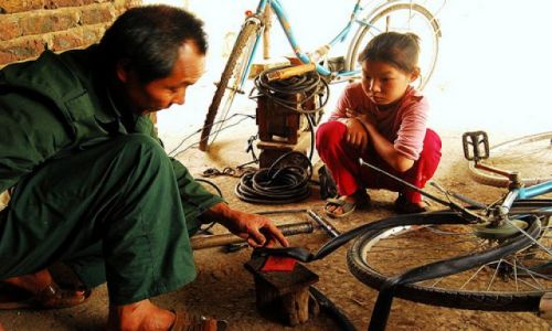 Zdjecie CHINY / brak / Yangshuo / bike repair shop, maintenance help and advice