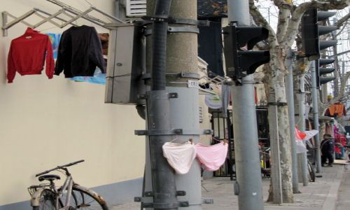 Zdjecie CHINY / Szanghaj / ulica / a życie toczy się na ulicy