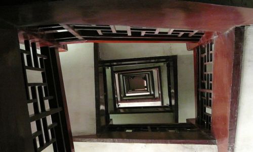 Zdjecie CHINY / Wuhan / Pagoda Żółtego Żurawia / schody w pagodzie