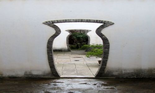Zdjecie CHINY / Suzhou / ogród / Drzwi za dzwiami