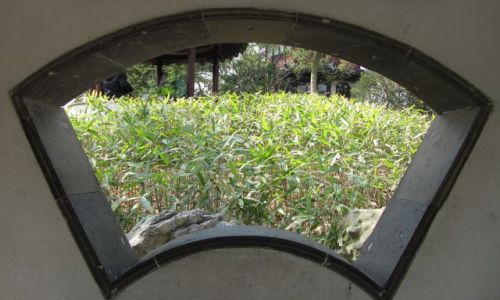 Zdjęcie CHINY / Suzhou / ogrod / widok przez okno na  bambusiki