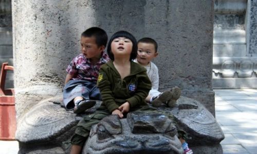 Zdjęcie CHINY / - / zachodni kraniec SONGSHAN. / CHIŃSKIE DZIECI W KLASZTORZE SZAOLIN.