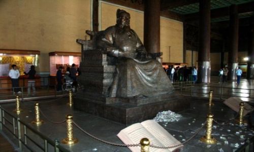 Zdjęcie CHINY / - / Grobowce z dynastii Ming - Pekin / Posąg cesarza Yongle