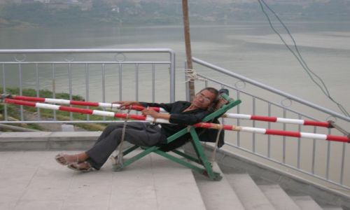 Zdjecie CHINY / rejsc po Jangcy / Miasto Duchow / czy sie stoi czy sie lezy, 2000 sie nalezy