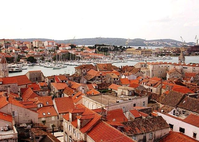 Zdjęcia: Jedno z najładniejszych miast wybrzeża adriatyckiego., Trogir, Nad dachami.... Trogiru, CHORWACJA Zdjęcia: Jedno z najładniejszych miast wybrzeża adriatyckiego., Trogir, Nad dachami.... Trogiru, CHORWACJA