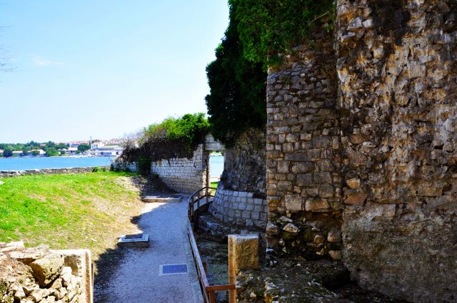 Zdjęcia: Porec, Płw. Istria, Porec - ruiny murów obronnych, CHORWACJA Zdjęcia: Porec, Płw. Istria, Porec - ruiny murów obronnych, CHORWACJA