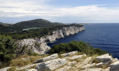 Zdjcie CHORWACJA / Dalmacja / Wyspa Dugi otok w Parku Narodowym Kornati / Klif i sone jezioro Mir