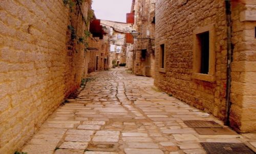 Zdjecie CHORWACJA / Dalmacja / Trogir / kamienna uliczka...