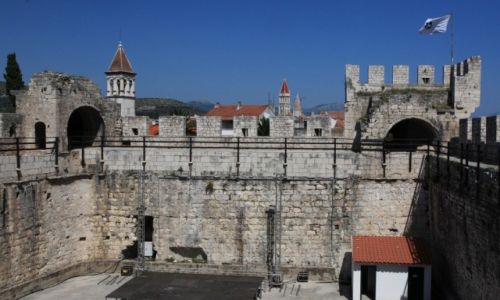 Zdjęcie CHORWACJA / Okręg Splicko-Dalmatyński / Twierdza Kamerlengo / Widok od wewnątrz