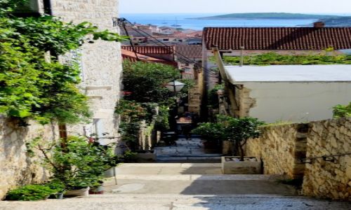Zdjecie CHORWACJA / wyspa Hvar / Hvar / schodkami - do portu...