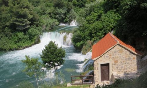 Zdjecie CHORWACJA / DALMACJA / park KRKA / \'DOM \' NA ZBOCZU